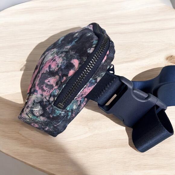 Lululemon Everywhere Belt Bag Dappled Daze Blue Floral Multicolor EUC - Picture 3 of 10